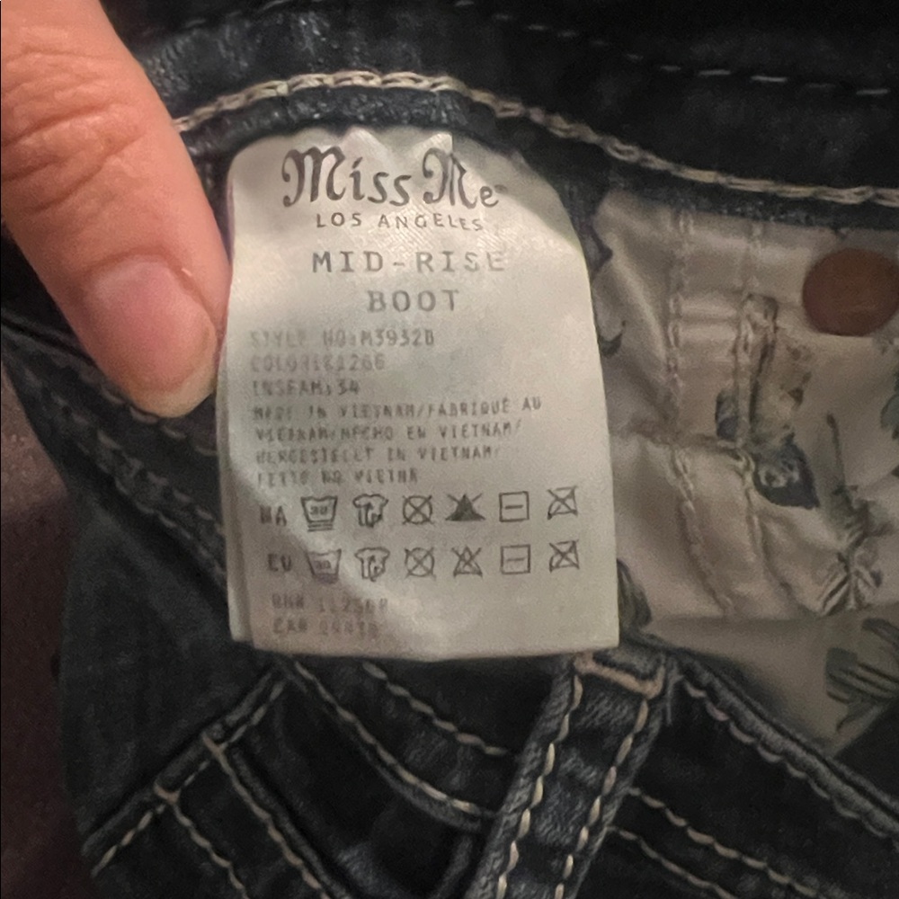 Miss Me Indigo Jeans with Floral Embroidery 28x32 - Picture 5 of 10